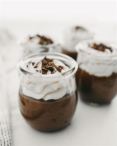 čokoladni puding z avokadom, postrežen v skodelici