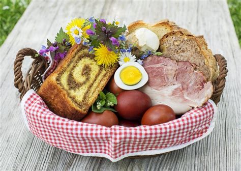 Velikonočna košara z blagoslovljenimi jedmi, vključno s šunko