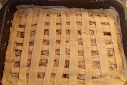 sestavljena jabolčna pita z okrasno mrežo iz testa pred peko