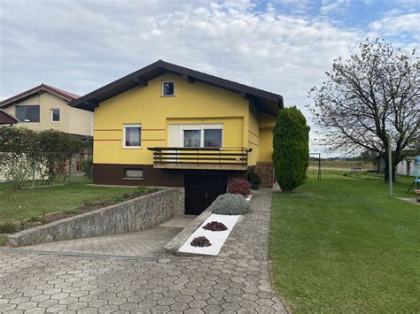 Fotografija ambienta pizzerije v Miklavžu na Dravskem polju, ki prikazuje prijetno in domačno vzdušje za goste.