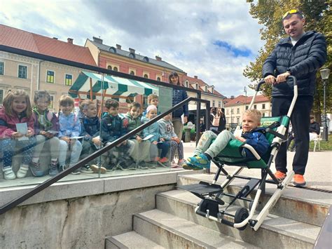 prikaz poledice na pločniku in stopnicah