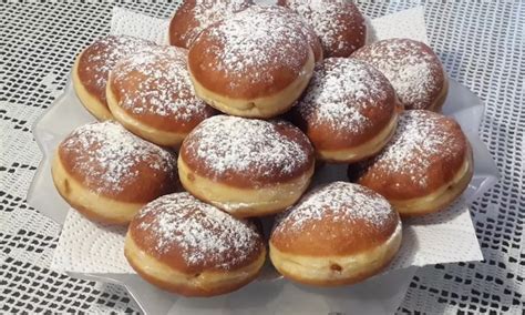Prikaz različnih načinov uporabe marelične marmelade v slaščicah: krofi, palačinke, tortni premaz.
