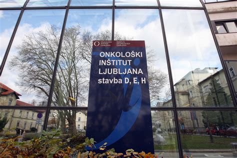 ustavitev delovanja slaščičarne Prvi rogljiček in zaposleni pred zaprtimi vrati