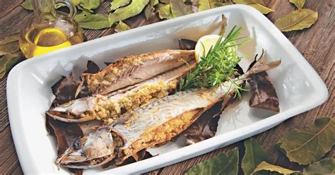 Fotografija pečene kokoši s kostanjevim nadevom