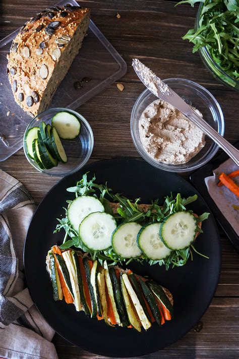 Falafel sendvič s svežo zelenjavo in omako