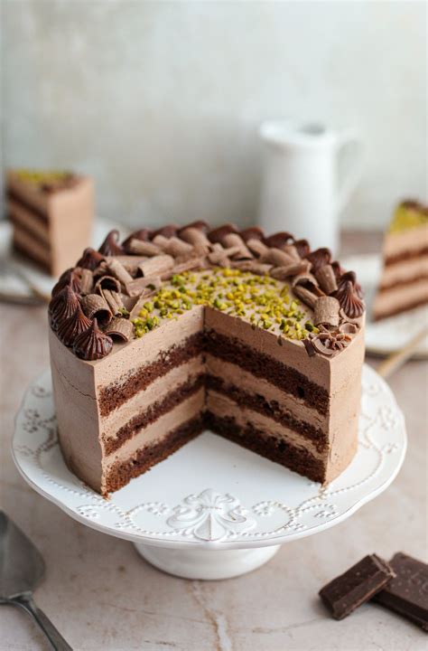 Shema sestavljanja čokoladne torte s plastmi biskvita in kreme.