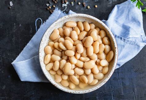 fotografija belega fižola v skledi s kuskusom