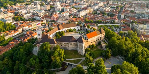 Ljubljanski grad s pogledom na mesto in reko