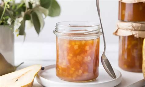 prikaz hruškove marmelade s cimetom v kozarcih