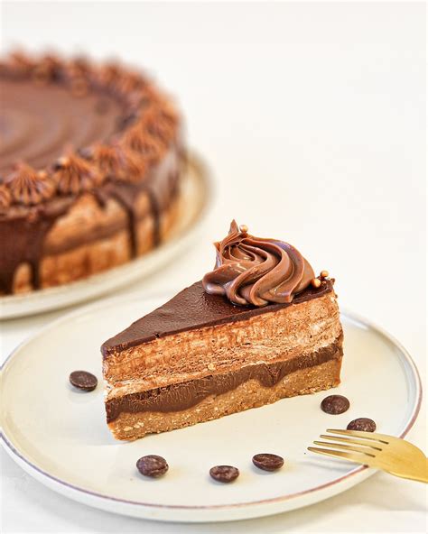fotografija bogate čokoladne mousse torte z dekoracijo iz čokoladnih ostružkov