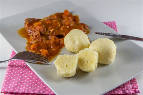zdrobovi cmoki kot priloga