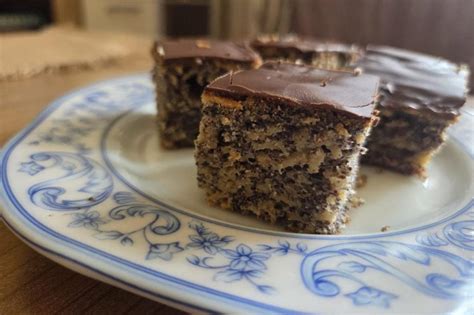 Prikaz pripreme čokoladne glazure za kolač od maka na pari.