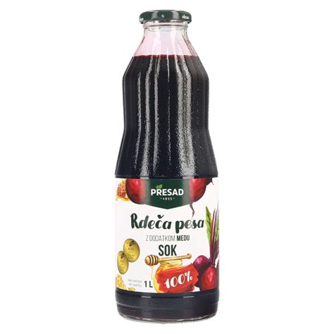 slika, ki prikazuje sveže iztisnjen sok rdeče pese v kozarcu ob svežih gomoljih.