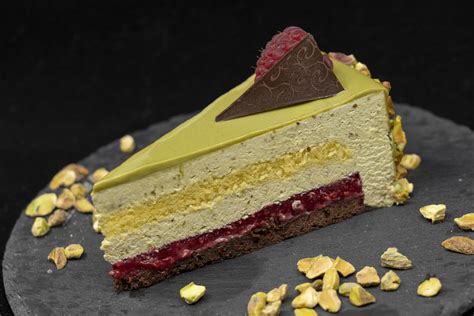 Fotografija elegantne sadne torte s sijočim prelivom na vrhu