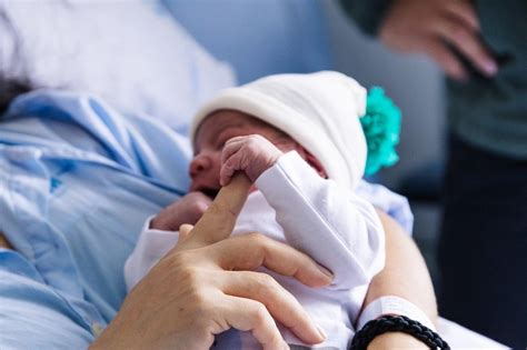 Tematska fotografija dojenčka, ki je kašo