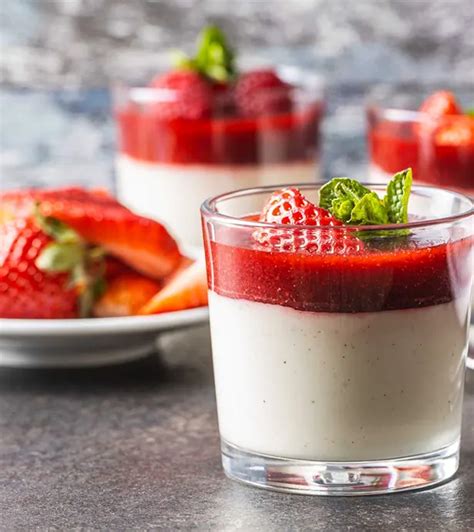 Tematska fotografija panna cotte v kozarcih