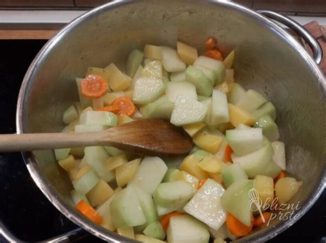 Kosi krompirja in korenčka, narezani za enolončnico.