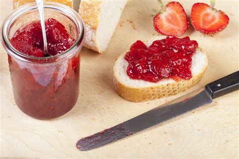 fotografija toasta z maslom in marmelado