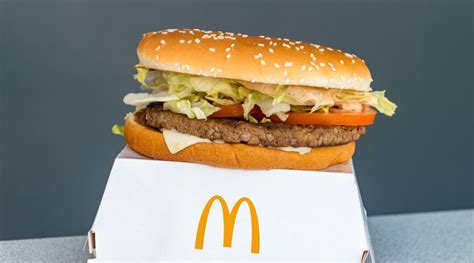 McDonald'sov hamburger v embalaži