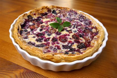 prikaz pečene pite z gozdnimi sadeži in hrustljavo skorjo