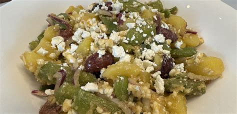 Pripravljena solata s stročjim fižolom, rižem in rukolo, okusno postrežena