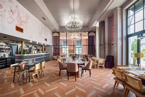 Notranjost restavracije Brioni s poudarkom na elegantnem ambientu in raznolikih sedežih.