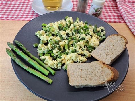 Serviran zajtrk v restavraciji Brioni z umešanimi jajci, slanino in zelenjavo.