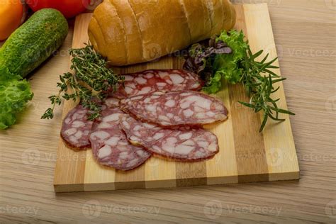 Tematska fotografija piščančje salame na narezku