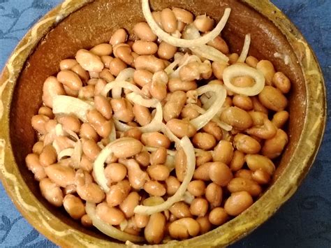 tradicionalna slovenska žolca z bučnim oljem in čebulo