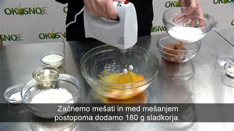 Priprava biskvita za torto z uporabo mešalnika in dodajanje suhih sestavin.