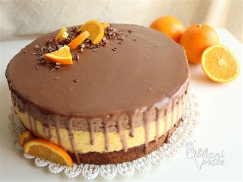 Presek čokoladne torte s pomarančo, ki razkriva plasti čokolade in pomaranče.