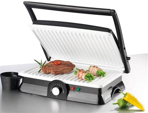 Tematska fotografija, prikaz GOURMET Maxx Kontaktni Pekač Turbo Grill v uporabi z različno hrano