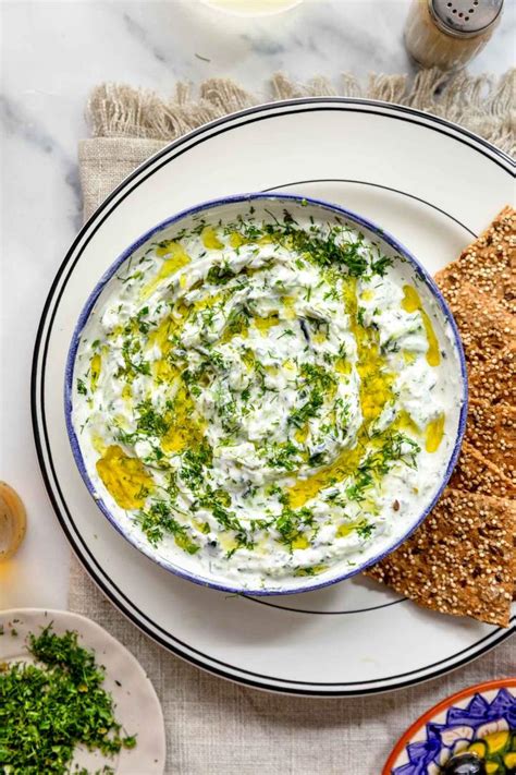 Fotografija grškega zavitka s piščancem in tzatziki omako