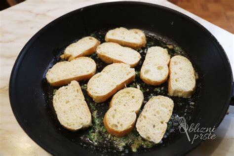 Oblikovani kruhki na peki papirju