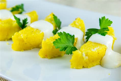 popečena polenta z omako in svežimi zelišči