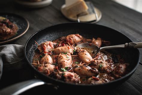 Serviran krožnik polnjeni lignjev z omako in kruhom