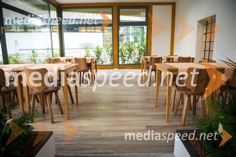 Notranjost restavracije Abi Kebab 2, ki prikazuje prijeten ambient in mize za goste, ki jedo na licu mesta.