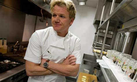 kuhar Gordon Ramsay pripravlja jed v kuhinji