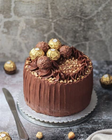 Tematska fotografija čokoladne torte, okrašene za praznovanje