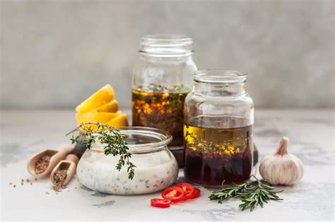 Sestavine za marinado (olivno olje, limonin sok, zelišča, česen, sol, poper)