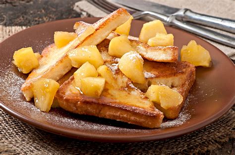 Tematska fotografija francoskega toasta na krožniku z jagodičjem in sirupom