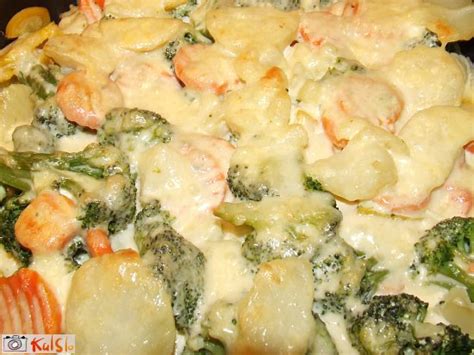 Različna zelenjava, primerna za zelenjavni narastek (blitva, špinača, brokoli, paprika, gobe, korenje).