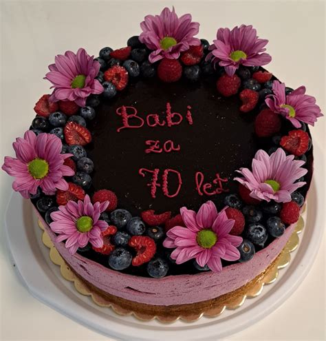 Tematska fotografija Nutelline torte z več plastmi in sadjem