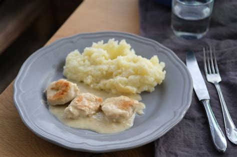 Tematska fotografija: piščanec v smetanovi omaki s prilogo