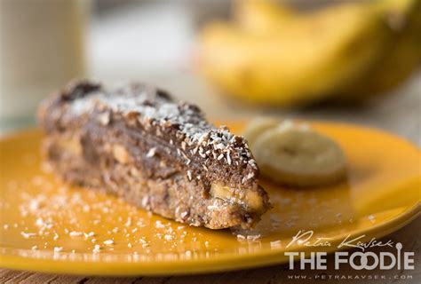 fotografija bananine sladice v ponvi, prelivane s čokoladno glazuro