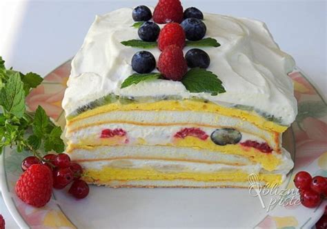fotografija palačinkine torte s plastmi kreme in sadja