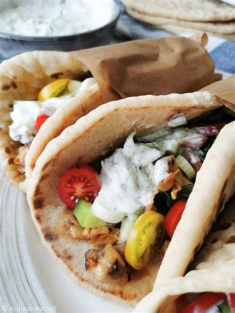 Ilustracija pripravljenega gyrosa s pita kruhom, zelenjavo in tzatziki omako