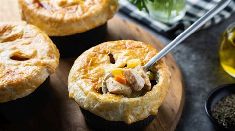 Shema sestavljanja grške mesne pite pred peko