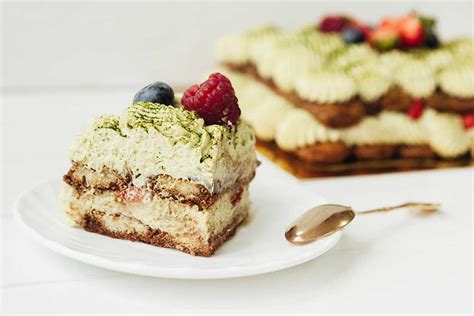 Tematska fotografija malinove torte, rezina, s pistacijami