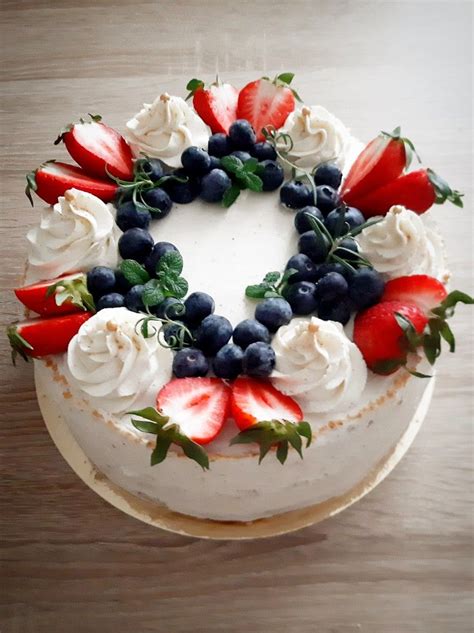 Fotografija LCHF skutne torte, okrašene z jagodami